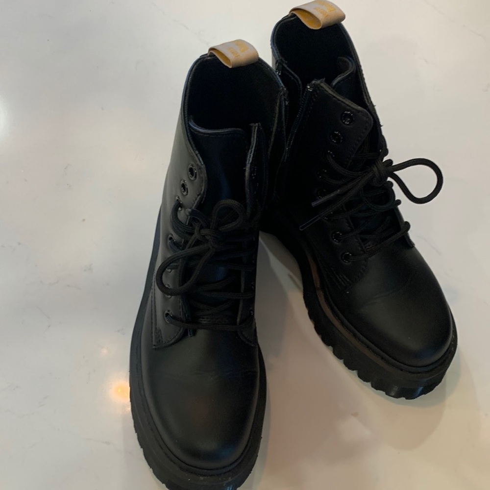 Dr. Martens V Jadon II Mono platform boots. Size 7 wmns.